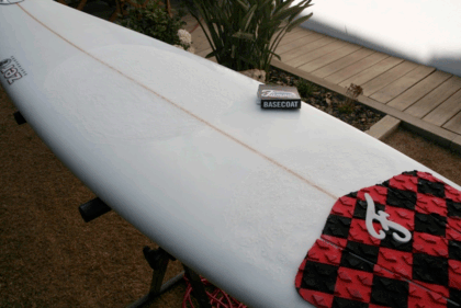 aplicar la parafina en una tabla de surf
