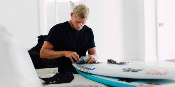 Wie man ein Traction Pad am Surfbrett anbringt