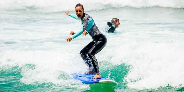 Wie hält man das Gleichgewicht auf einem Surfbrett?