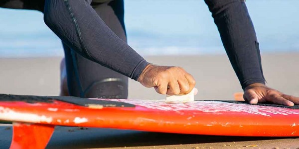 Comment appliquer la wax sur ta planche de surf